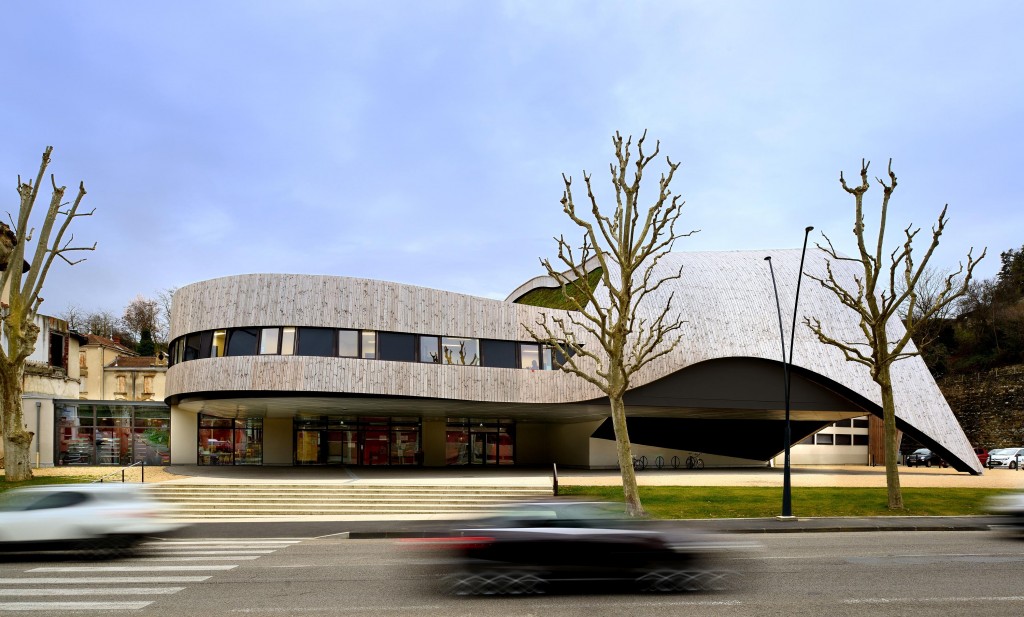 La façade principale parallèle au boulevard.